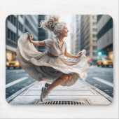 シニア女性跳躍オン通りベント マウスパッド (正面)