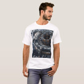 シネマティックな巨大な山景色Tシャツ Tシャツ (正面フル)