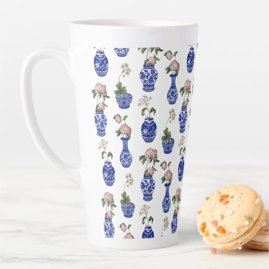 シノワズリーの青い花瓶と花 カフェラテマグ (インサイチュ)