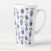 シノワズリーの青い花瓶と花 カフェラテマグ (右)