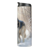 シベリアのハスキーが雪のクリスマスを過ごす タンブラー (回転右)