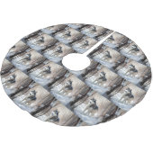 シベリアのハスキーが雪のクリスマスを過ごす ブラッシュドポリエステルツリースカート (アングル)