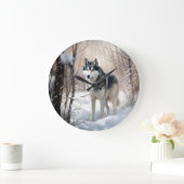 シベリアのハスキーが雪のクリスマスを過ごす ラージ壁時計 (ホーム)