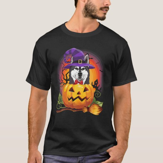 シベリアのハスキーの魔女カボチャのハロウィンドッグ恋人 Tシャツ (正面)