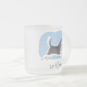 シベリアのハスキーまたはアラスカンのマラムートそれを雪の犬に任せる フロストグラスマグカップ (正面右)