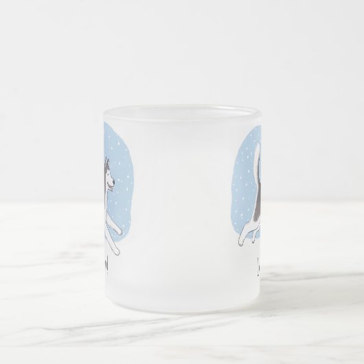 シベリアのハスキーまたはアラスカンのマラムートそれを雪の犬に任せる フロストグラスマグカップ (中央)