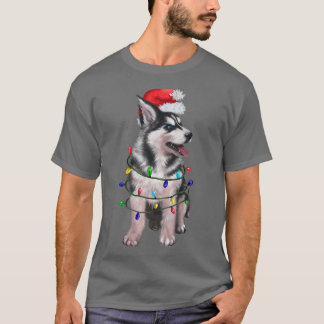 シベリアのハスキードッグサンタハットクリスマスツリーのライト Tシャツ