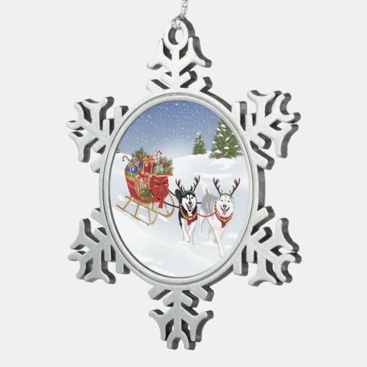 シベリアのハスキー犬のスリとクリスマスススそりだ! スノーフレークピューターオーナメント (右)