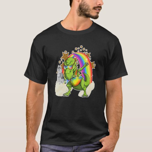 シベリアンハスキーが虹の雲の上で踊るティラノサウルスと一緒に乗馬 Tシャツ (正面)