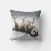 シベリアンハスキーが雪の天使を作っている クッション (正面)