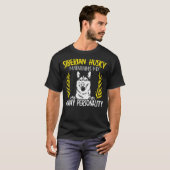 シベリア・ハスキーが私の日当たりの良い性格の犬を維持 Tシャツ (正面フル)