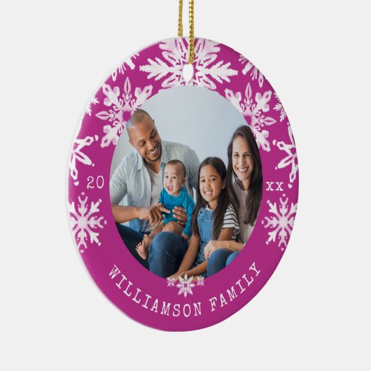 シボリスノーフレーク絞り染めマゼンタファミリーフォト セラミックオーナメント (右)