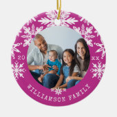 シボリスノーフレーク絞り染めマゼンタファミリーフォト セラミックオーナメント (正面)