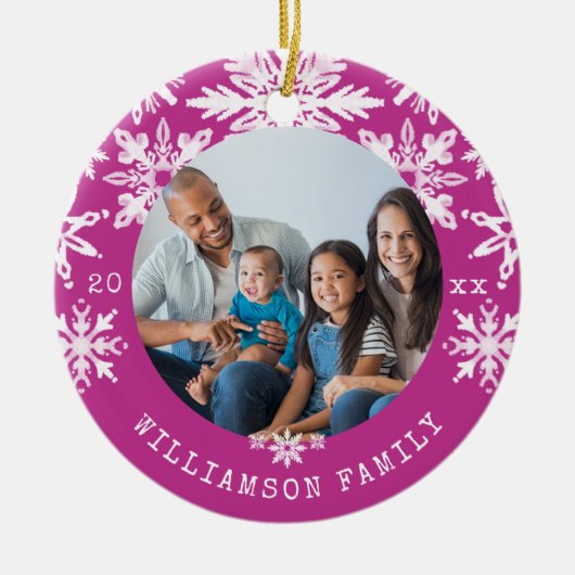 シボリスノーフレーク絞り染めマゼンタファミリーフォト セラミックオーナメント (正面)
