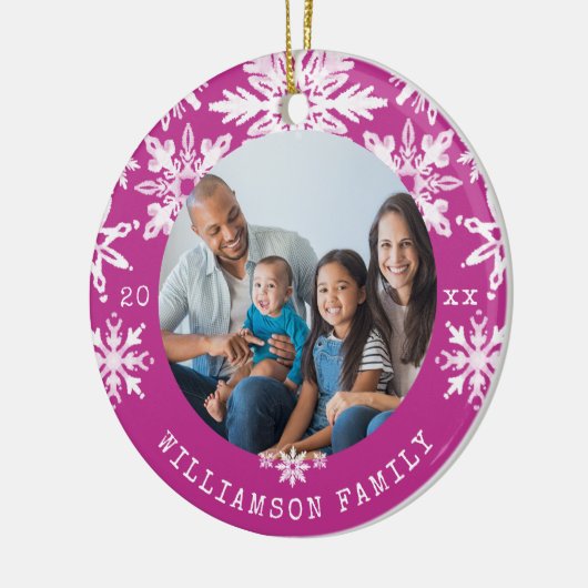 シボリスノーフレーク絞り染めマゼンタファミリーフォト セラミックオーナメント (左)