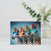 シマウマおもしろいカワイイ動物園の動物パーティー帽子メガネ ポストカード (スタンド正面)