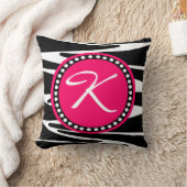 シマウマのストライプな、ショッキングピンクの円のイニシャルのモノグラム クッション (ブランケット)