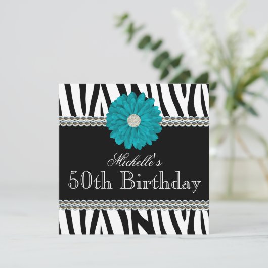 シマウマのティール(緑がかった色)のデイジーによって印刷される宝石の第50誕生日 招待状 (スタンド正面)