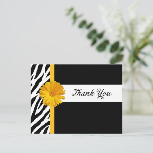 シマウマのプリントおよびガーリーで黄色いデイジーとのありがとう ポストカード (スタンド正面)