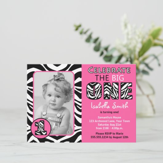 シマウマのプリントのピンクの女の子の最初誕生日 招待状 (スタンド正面)