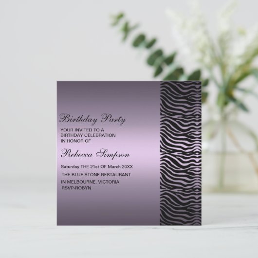 シマウマのプリントの紫色及び黒い誕生日の招待状 招待状 (スタンド正面)