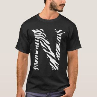 シマウマの動物の皮の模様のイニシャル文字Nの名前モノグラム Tシャツ