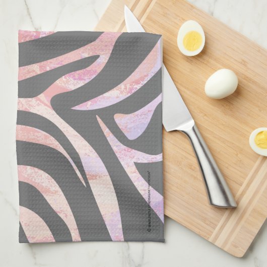 シマウマの薄い灰色およびピンクのプリント キッチンタオル (四つ折り)