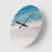 シミランホワイトサンドビーチとターコイズブルーシー ラウンド壁時計 (傾斜)