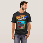 シムレーサー – カーレースとドライビングシミュレータモーション Tシャツ (正面フル)