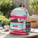 シモダンア名門私立校風のン色マゼンダパーソナライズされたン名 プリントバックパック<br><div class="desc">シモダンア名門私立校風のンストライプ・マゼンタの水色のパターパーソナライズされたン名バックパックは、シアンとマゲネタの水色の背景にパーソナライズされた、のスクリプトタイポグラフィにあなたの名前、モノグラムまたはイニシャルを特徴とする。新学期、スポーツ、ジムなどに最適。©Evco Studio www.zazzle.com/store/evcostudioによる設計</div>