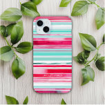 シモダンア名門私立校風のン色マゼンダパーソナライズされたン名 iPhone 15 MINIケース<br><div class="desc">シアンモダンマストライプゼンタ水色のパターン名iPhone 15名門私立校風の Plusケースはシアンマゼンダ水色の背景にパーソナライズされた、スクリプトタイポグラフィで名前、モノグラムまたはイニシャルを特徴とする。彼女のための完璧な贈り物のための誕生日、母の日のための母、クリスマスと休日のための姉妹またはベスティー。©Evco Studio www.zazzle.com/store/evcostudioによる設計</div>