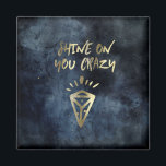 シャインオンユー熱狂するダイヤモンド引用文金ゴールドタイポグラフィ マグネット<br><div class="desc">夜空の水の色の背景熱狂するに金属金ゴールドでトレンディーのブラシストロークフォントを持つ"シャインオンユーダイヤモンド"デザイン。</div>