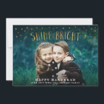 シャインブライトフェイクゴールドフォイルHanukkahフォトカード シーズンカード<br><div class="desc">金ゴールドフォイル効果の"輝く明るい"きらめくフェイク、おもしろい、明るいアクセントのための小さな金ゴールド三角形紙吹雪。裏面は薄い質感と深いブルーで印刷。</div>