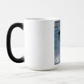 シャククジラが断崖から飛び出す モーフィングマグカップ (左)