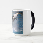 シャククジラが断崖から飛び出す モーフィングマグカップ (正面右)