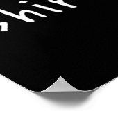 「シャツって書いてあるシャツ」 - 小さな文字のユーモアと皮肉 ポスター (角)