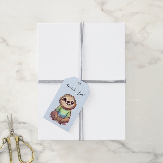 シャツを着た可愛らしい笑顔のナマケモノありがとう ギフトタグ (より糸付き)