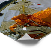 シャトルディスカバリー上空に浮かぶ宇宙飛行士 ポスター (角)