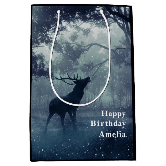 シャドウィーの森に〔雄ジカの〕枝角がある鹿 – 誕生日 ミディアムペーパーバッグ (正面)