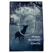 シャドウィーの森に〔雄ジカの〕枝角がある鹿 – 誕生日 ミディアムペーパーバッグ (裏面)