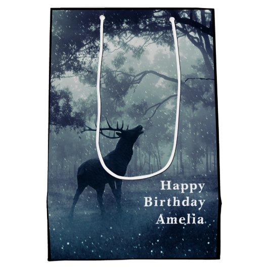 シャドウィーの森に〔雄ジカの〕枝角がある鹿 – 誕生日 ミディアムペーパーバッグ (裏面)