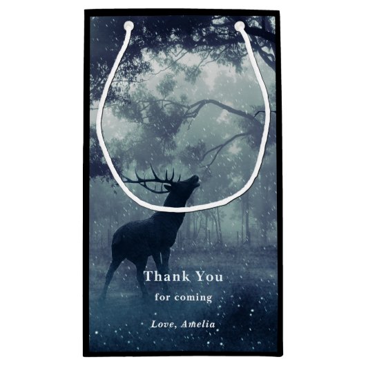 シャドウィーの森に〔雄ジカの〕枝角を持つ鹿 – ありがとう スモールペーパーバッグ (裏面)