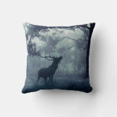 シャドーイの森に〔雄ジカの〕枝角を持つ鹿 クッション (裏面)