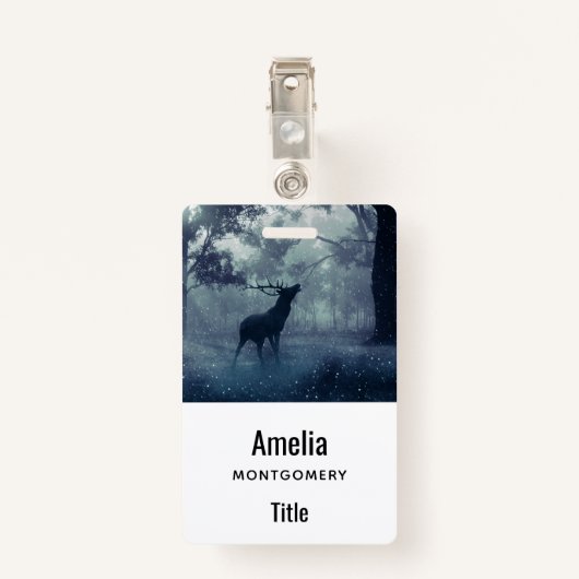 シャドーイの森に〔雄ジカの〕枝角を持つ鹿 バッジ (裏面クリップ)