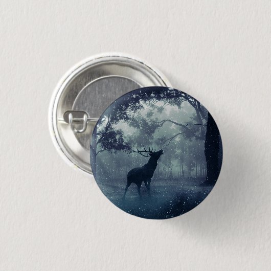 シャドーイの森に〔雄ジカの〕枝角を持つ鹿 缶バッジ (正面&裏面)