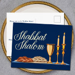 シャバットシャロムユダヤ人ディナーネイビーブルー金ゴールド 箔シーズンポストカード<br><div class="desc">シャバットシャロムのディナーハガキの招待状は、美しい青エレガント色で、金ゴールドフォイルのスクリプトは、チャラのパン、ワイン、ろうそくのある美しいシャバットディナーの上に。たくさん恵みを。あなたのユダヤ人の夕食の招待状詳細で背中をパーソナライズ。</div>