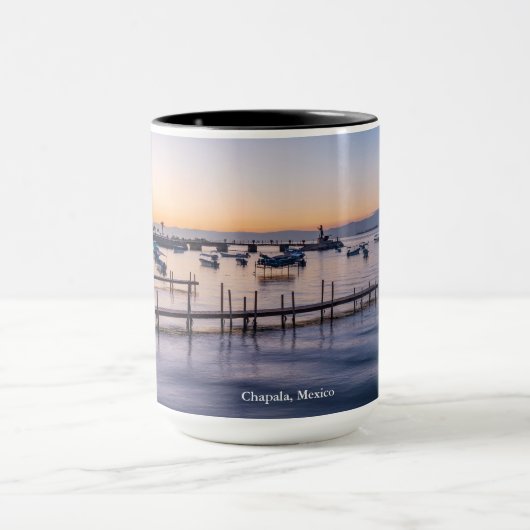 シャパラメキシコの湖の早朝の景色 マグカップ (中央)