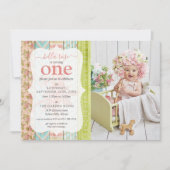 シャビーコテージ ピンクのバラの赤ちゃんの女の子の誕生日写真 招待状 (正面)