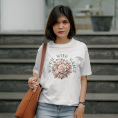 シャビーシックなバラの花は優雅に咲く Tシャツ
