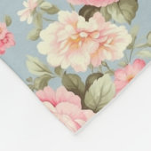 シャビーシックなピンクとブルーのコテージバラモノグラム フリースブランケット (角)